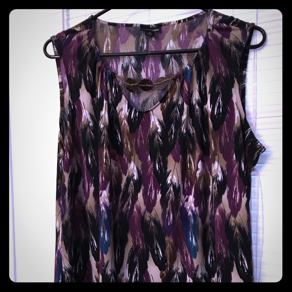 Feather patterned sleeveless blouse. 1X